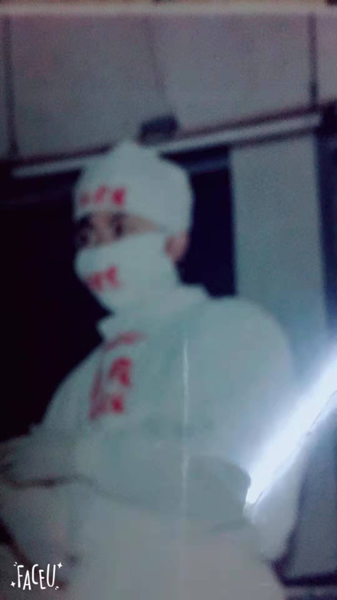 王刚医生在一线为患者做手术.jpg